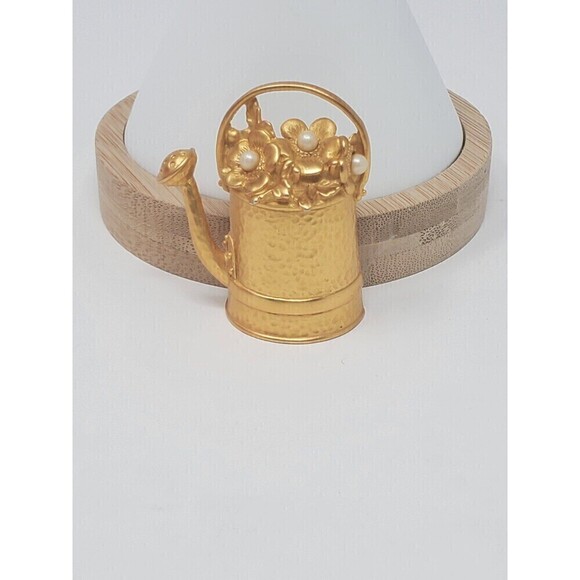 VINTAGE NOVELTY BROOCH WATERING CAN FLOWERS FAUX PEARLS HAMMERED MATTE GOLD - Picture 2 of 11